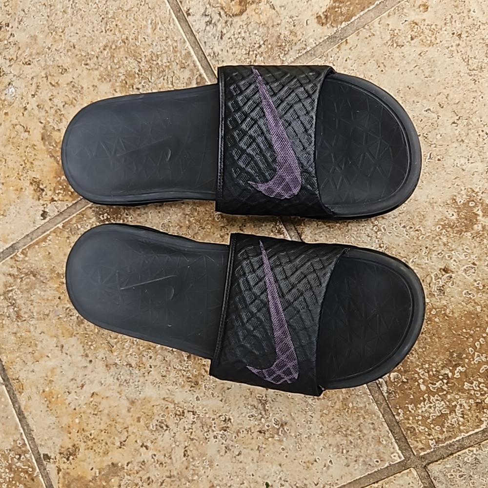 NIKE size 9 Sandals